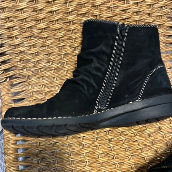 Clark’s Bendable Black Leather Boots - Picture 3 of 7